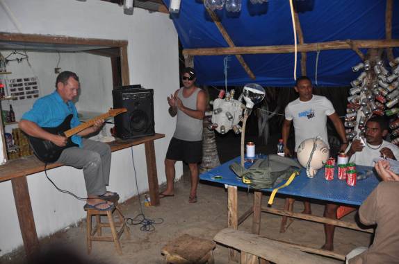 O Vovô do Violão mostra sua arte em Atins, nos Lençóis Maranhenses - MA